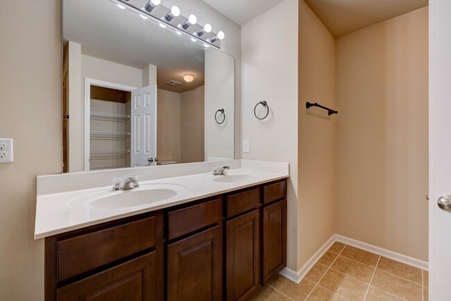 Building Photo - 654 Pemberton Dr