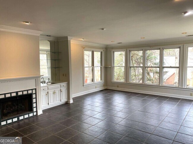 Building Photo - 7155 Roswell Rd