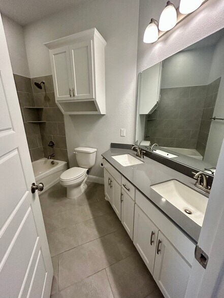 Building Photo - 2321 Paddington Way