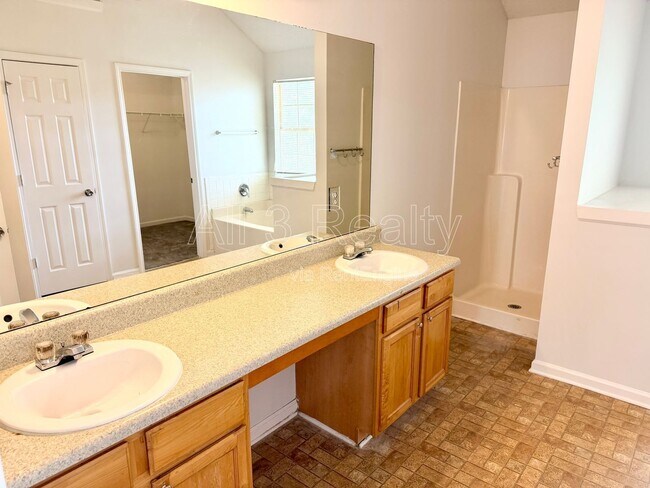 Building Photo - 231 Baywood Crossing