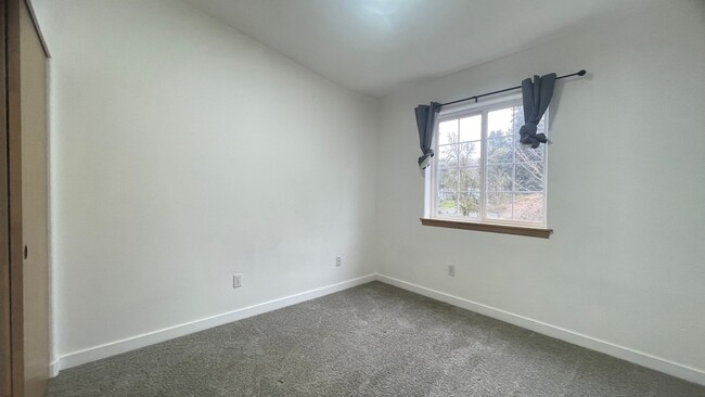 Building Photo - 3 bed 1.5 bath townhome in the prime locat...