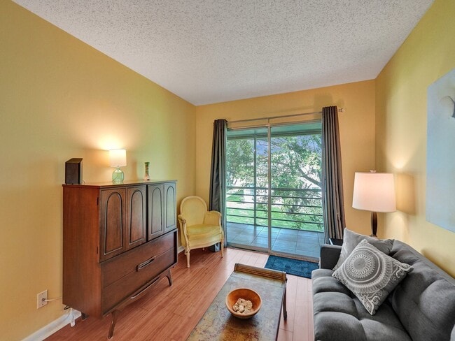 Building Photo - Beautiful fully furnished 2 bedroom 1.5 bath.