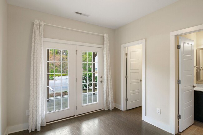 Building Photo - Spacious 3 Bed / 3.5 Bath Townhome Near Raleigh Iron Works & 440!
