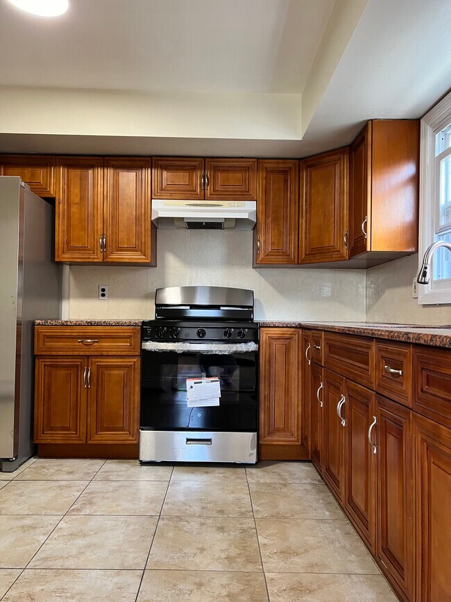 Kitchen - 14 Village Plz
