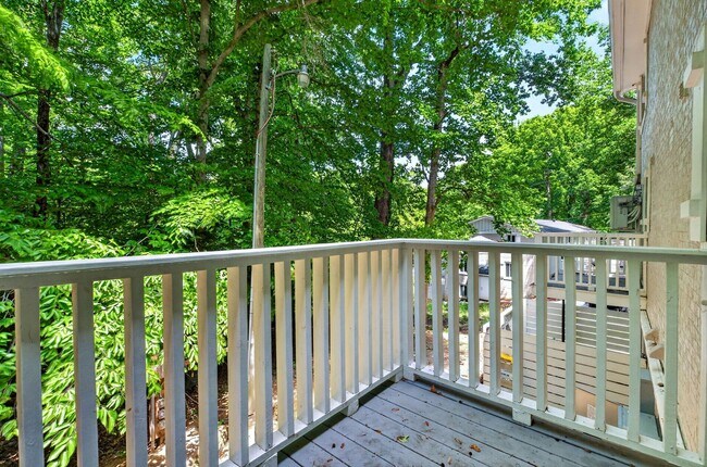Building Photo - Newly Renovated 2 bedroom Condos!