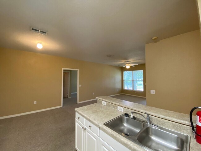 Building Photo - 1014 Hemingway Cir