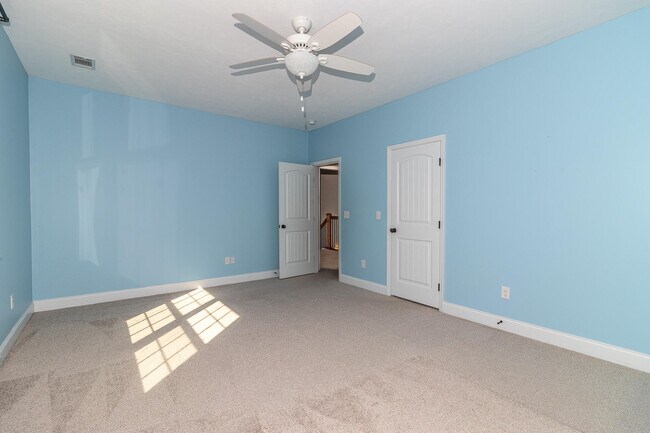 Building Photo - 4025-4025 Stowe Dr