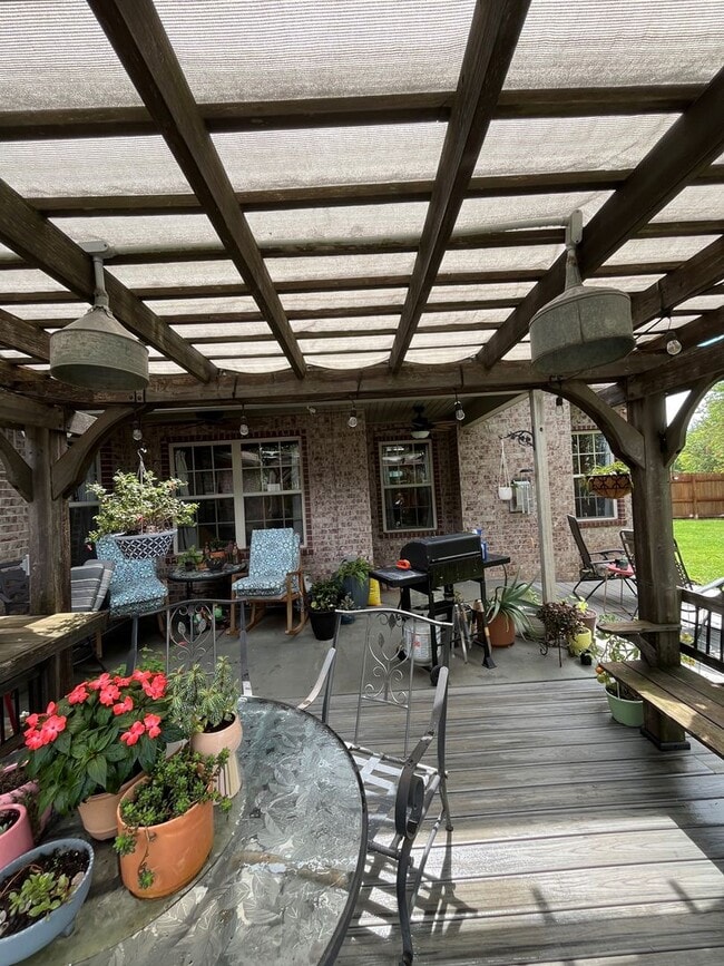 Building Photo - 3 bedroom 2 bath custom home, 2 car garage...