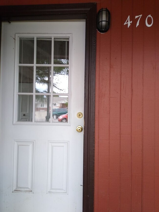 Building Photo - Charming 2 Bedroom 2 Bath w/ Large Yard, 1 Car Garage and Central Air/Heat