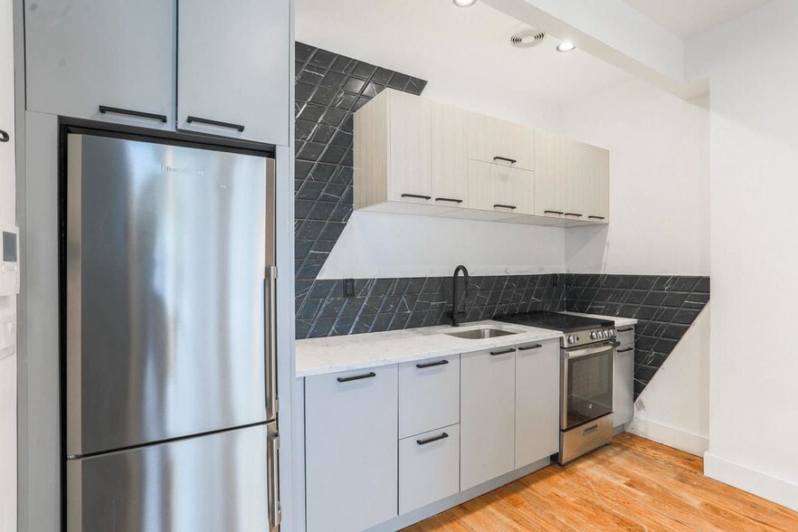 Building Photo - 301 Broadway