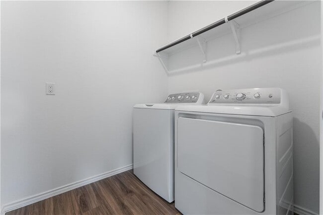 Building Photo - 924 Bluewood Bend