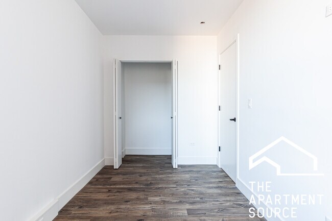 Building Photo - 941 W Carmen Ave