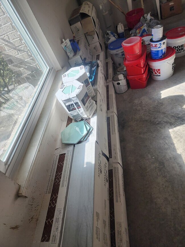 Building Photo - Recently renovated and ready to move in.