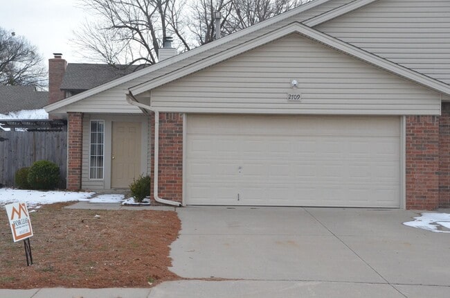 Primary Photo - Lots of Room & Great Location