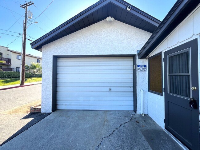 Building Photo - 3 bed, 2 bath located in Riverside!