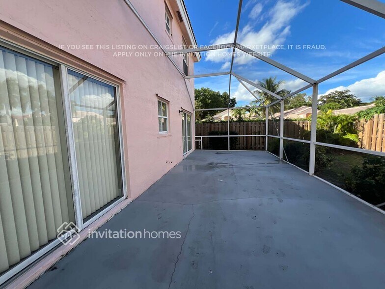 Building Photo - 3042 San Carlos Dr