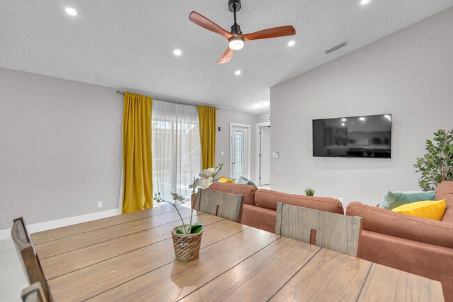 Building Photo - 1329 Periwinkle Pl