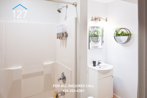 Building Photo - Spacious 4-Bedroom Residence in a Prime Location!