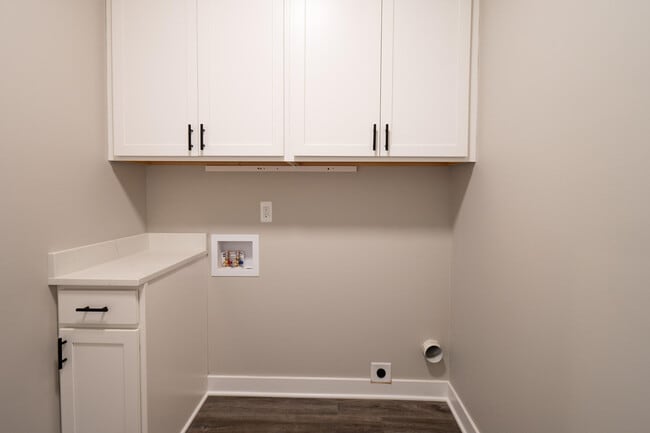 Building Photo - 8441 Oak Shade Cir