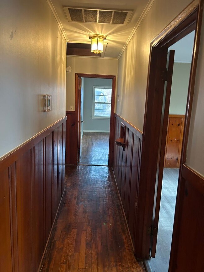 Building Photo - 5 Bedrooms Near Downtown!