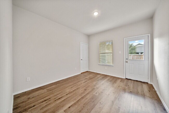 Building Photo - **MOVE-IN READY 3-BEDROOM HOME IN CONROE!**