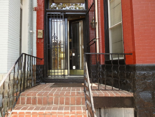 Building Photo - 633 8th St NE