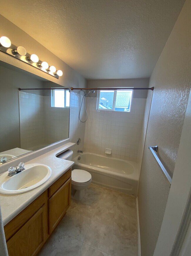 Building Photo - Stetson Hills 3 bedroom House