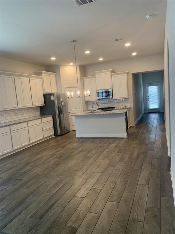Building Photo - 221 Rosebush Dr
