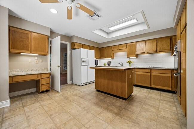 Building Photo - 250 Sugar Berry Cir