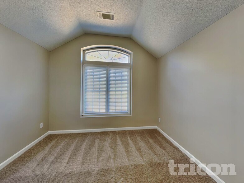 Building Photo - 112 Falling Waters Dr