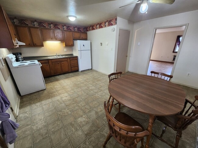 Building Photo - 6233 Mountain View Dr