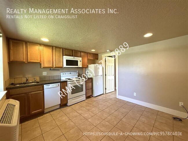 Building Photo - 1019 S Longmont Ave