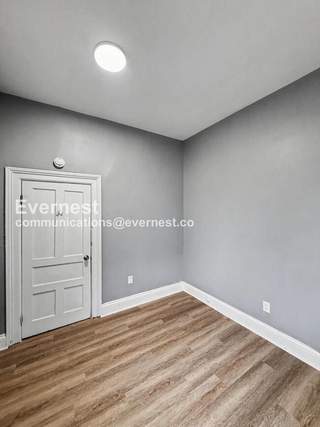 Building Photo - 3 Bed/1 Bath Home with Off-Street Parking / Pet-Friendly / Available Now!