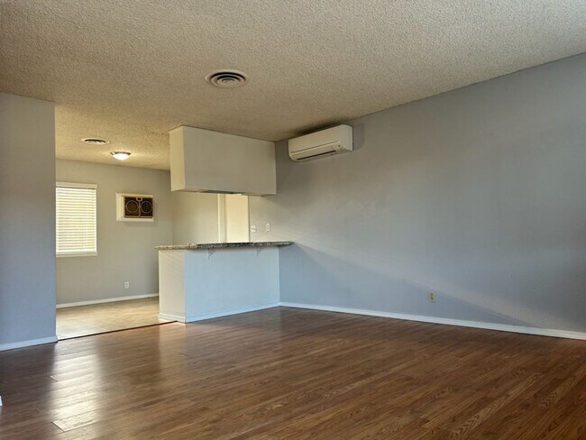 Building Photo - 632 Commercial Ave