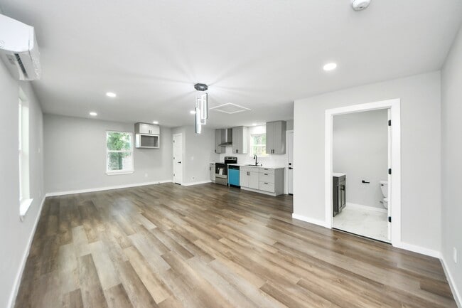 Building Photo - 1218 Des Jardines St