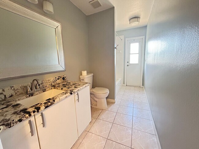 Building Photo - Waterfront Pool Home in Waterford Lakes