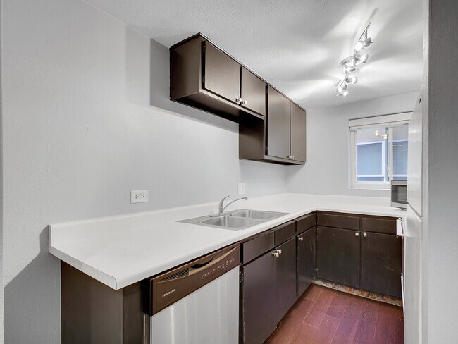 Building Photo - $1,625 - 1 Bed 1 Bath Condo Available Near...