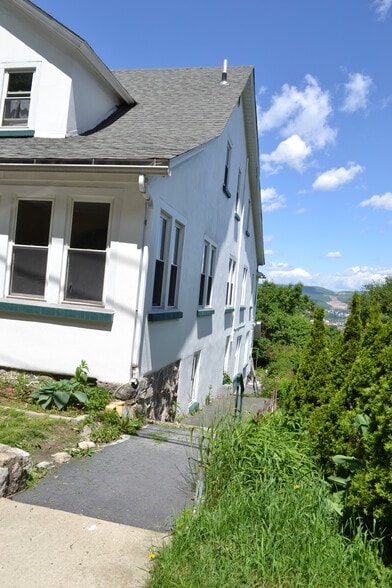 Building Photo - 223 E Mountain Rd