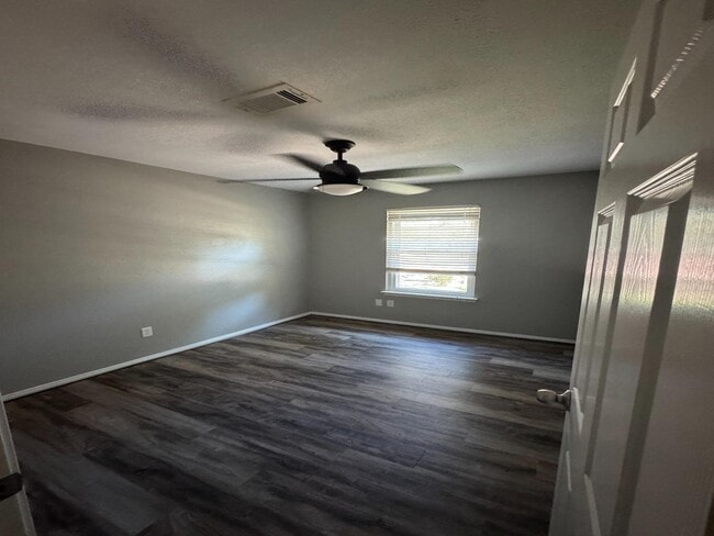 Building Photo - 2014 Oak Shores Dr