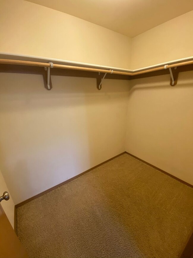 Building Photo - BONUS RENT SPECIAL! 3 Bedroom, 2 Bath Home for September Rent!