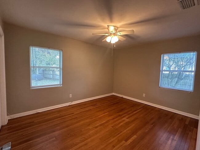 Building Photo - Charming 3 Bedroom Home in Lakewood Available Now!