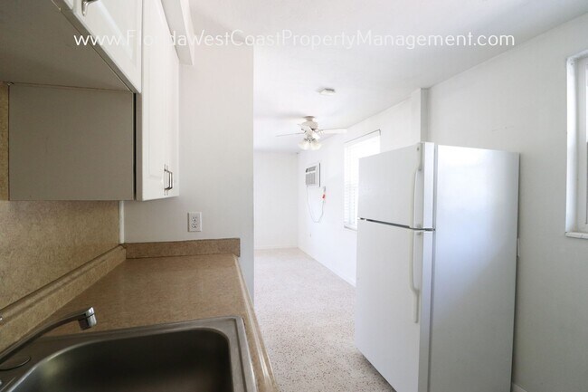 Building Photo - STUDIO /EFFICIENCY -UNIT AVAILABLE! STICKN...