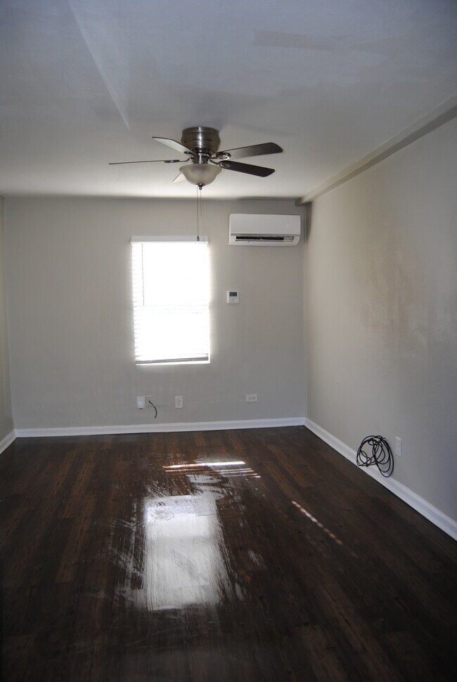 Building Photo - La Marque 6 Unit