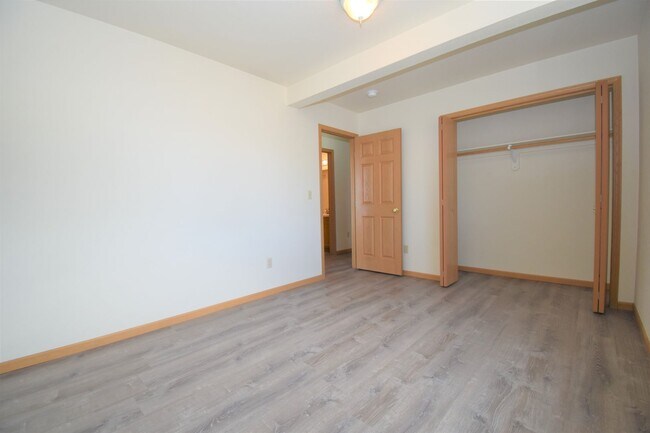 Building Photo - Beautiful 2 bedroom apartment with attached garage!
