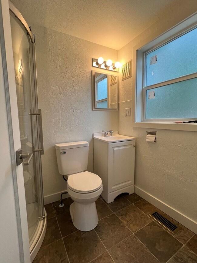 Building Photo - Cute newly remodeled 2 bed 1 bath home on ...