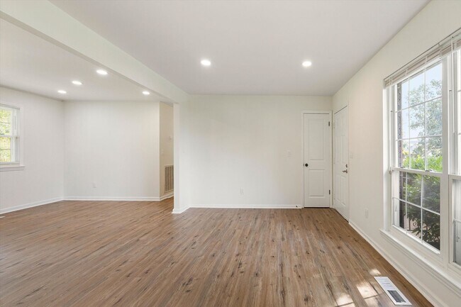 Building Photo - 4015 Shady Oak Dr