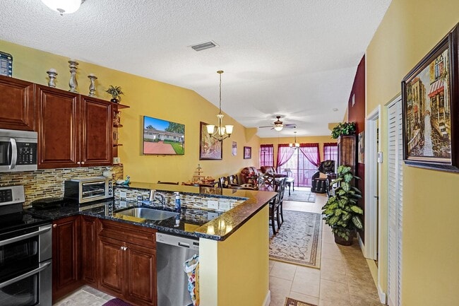 Building Photo - Beautiful 2BR/2BA WITH GARDEN VIEW in the Hear of Boca (55+ community)