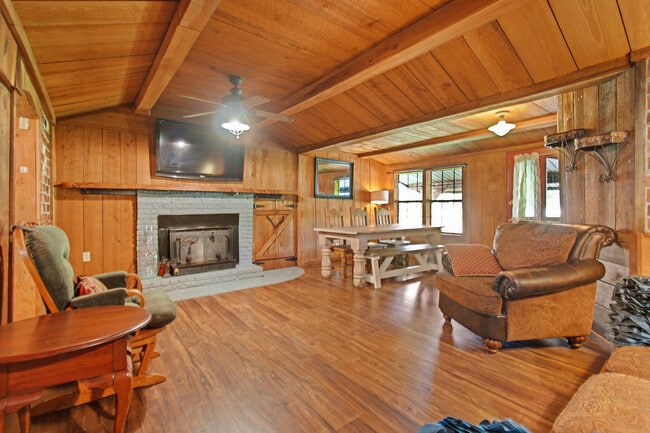 Building Photo - 10827 LA-28