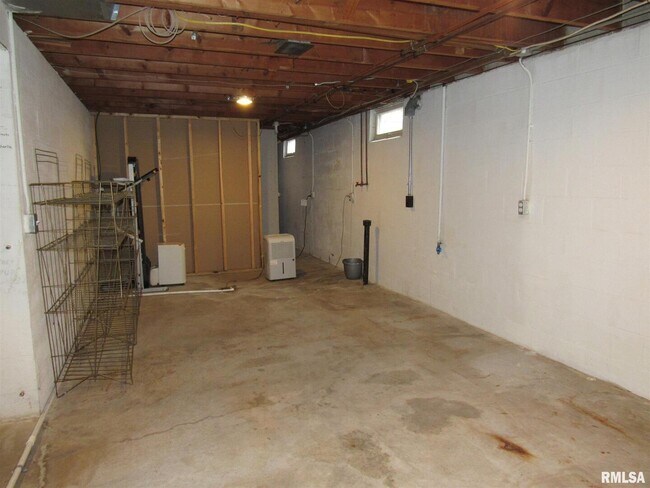 Building Photo - 233 Manor Dr