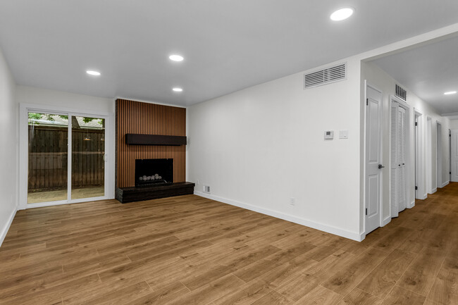 Building Photo - 3761 High Vista Dr